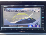 リアワイドカメラシステム!従来の視野に加えて、後方側方を約180&deg;まで見えるワイドビューと、後方を真上から見たような視野で駐車時などに便利なトップダウンビューの3つの視野があります!