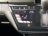 設定した温度をしっかりキープしてくれるオートエアコンで車内はいつでも快適です。タッチパネル式で凹凸がないからお掃除もラクラク♪