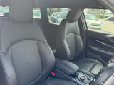 人間工学に基づき設計されたMINIのシートは、ロングドライブでも快適さを維持しつつ、スポーティな走行時には身体をしっかり支え、優れたホールド感と走行安定性を提供します。