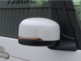 【LEDドアミラーウインカー】ドアミラーにウィンカーが付いているので、周りの車がウインカーやハザードに気付きやすくなります。右左折時や車線変更時の事故を防ぎ、安全に走行できます。
