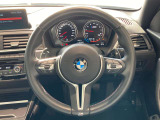 操作性に優れたステアリングは、BMWの走りを支える大事な部品です。オーディオやハンズフリー通話、クルーズコントロール関連の操作もこちらに集約されています。