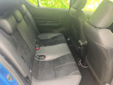 後席は左右にゆとりを感じるベンチ形状で、落ち着いた色合いが車内にまとまりを与えます。ドア側からも乗り降りしやすく、同乗者にもくつろいでいただける空間です。