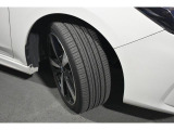タイヤサイズは225/40R18です。