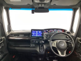 運転席は、大きな座面と包み込むような背もたれがドライバーの身体全体をしっかり支えます。上質なシート素材と座り心地のよいクッションを採用し、長時間の運転やコーナーの多い道も快適です