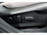 &rdquo;電動シートを装備。お客様に安全に運転頂けるよう座席の位置、座面の上げ下げやリクライニングの加減も細やかな設定を可能にしました。&rdquo;