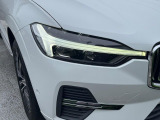 【LEDヘッドライト】ハイビームを先行車や対向車にあてず、その両サイドではハイビーム照射を維持。見える範囲が段違いに広くなりました。北欧神話に登場するトールハンマーをモチーフにデザイン。