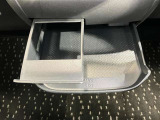 引き出し式のトレイとカップホルダーが付いているので便利です♪