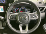 手元に複数のスイッチを備え、運転姿勢を保ちながら車内機能を扱いやすい設計です。表示が見やすく機能のまとまりも良好で、日常の運転を便利にサポートしてくれます。