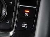 【電動パーキングブレーキ】手で引く方式のサイドブレーキや足踏み式のサイドブレーキの代わりとなるもので、指先の簡単操作でパーキングブレーキを作動したり解除したりすることが可能です。