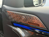 LEDヘッドライト。先進のLEDテクノロジーを採用。照射される白色光の周波特性は太陽に近く、バイキセノンヘッドライトを上回るコントラストでさらに明るく輝きます。悪天候の日でも優れた視認性を発揮します。