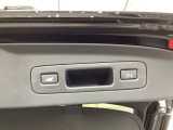 ハンズフリー機能付きパワーテールゲートで、重い荷物を持っていても足をかざすだけで開閉可能。予約クローズ機能により、離れると自動で閉まるため、積み込み後もスムーズに移動できます。