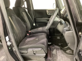 女性でも運転がしやすいように、シートの高さ調整機能(シートリフター)がついています。運転席と助手席の間が空いている為、助手席側への移動がスムーズです。交通量の多い道でも助手席側から乗り降りができます。