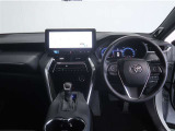 洗練されたデザインのインパネが、車内空間に上質な印象を演出。操作系がすっきりとまとめられ、運転中も視線移動が少なく快適です。