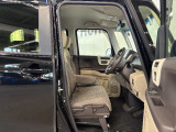 運転席の足元まわりです!アクセル・ブレーキペダルの配置や足元スペースもしっかりご確認いただけます。毎日の運転で長く過ごす場所だからこそ、実際の広さや使い勝手も大切なチェックポイントです。