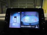 空から見ているような視点でクルマの周囲が確認できるモニター。クルマの真上から見ているかのような映像によって周囲の状況を知ることで駐車を容易に行うための支援技術です