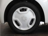◆純正ホイール装着車◆シンプルなデザインのホイールキャップ付きです。
