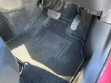 運転席フロアマットに破れやほつれは見当たりません。