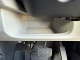 運転手の手が届きやすいステアリング下にも収納を備えております!