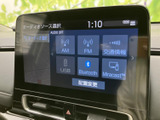 AM・FMや交通情報、USB、Bluetoothなど複数の音源を画面から選べます。表示が整理されており、聴きたい音源を確認しながら選択できるので、日々の移動を便利にサポートします。