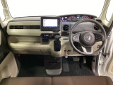 車内は光触媒抗菌消臭施工済です。スタイリッシュなデザインで暖かみのあるインパネ周りを演出します。グローブボックスやカップホルダーのほかにトレーなどたくさんの収納スペースが装備されています。