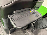飲み物や食べ物を気軽に置ける格納式シートバックテーブルを、運転席と助手席の背もたれにご用意。車内の休憩も快適です!