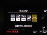 後方から接近する車両を検知して、衝突被害の軽減に寄与する安全機能リヤクロストラフィックオートブレーキ[パーキングサポートブレーキ(後方接近車両)]が装着されています。