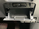 運転席横に小物が入れれるスペースがあります