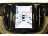 360度カメラは、上方から見下ろしたような映像です。前後左右いずれかを部分的に拡大できるため駐車や細い路地などで活躍します。