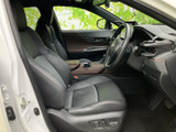 運転席まわりは前方を見渡しやすく、シートにはゆったりと腰掛けられます。落ち着いた色合いでまとめられた室内は清潔感があり、毎日の移動も快適にお過ごしいただけます。
