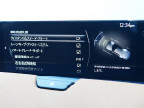 こちらのお車には先進安全装備が多数搭載されています。衝突被害を回避あるいは軽減するためのブレーキや、後方死角からの接近警報、車線逸脱を防止する警報装置など、詳しくはスタッフまでお尋ねください。