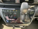 「オートエアコン」付き一年中快適な室内を提供!車内温度を設定すると、風量を自動で調節してくれます。さらに前席シートヒーターつき(^^)/