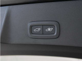 テールゲートには、スイッチ一つで開閉可能な電動開閉機能を装備。また、リアバンパーの下で足を動かすだけで開閉できる、ハンズフリー・オープニング/クロージング機構も搭載しています。