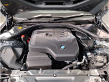 【BMWエンジン】革新的なガソリン・エンジン・テクノロジーによる高性能かつ高効率。レスポンスの良いパワーを発揮。常にスムーズな吸気を実現しアクセル開度にダイレクトに反応しドライビングを楽しく演出。