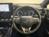 3本スポークステアリング!ステアリングスイッチ付!音量調整やメーター内インフォメーションの操作、全車速追従機能レーダークルーズコントロールの操作などが可能!