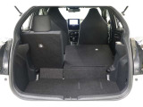 片方だけ倒せるので、乗車人数や荷物の多さにあわせてアレンジできます。後席に乗車しながら長尺物も積み込めます。