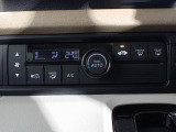 運転席からも手が届きやすく、操作しやすい空調コントロールパネル。オートエアコンなので操作の煩わしさが無くオールシーズン快適にドライブできます。快適空間で運転に集中できますね。
