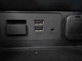 USB Type A,AUX,シガーソケットがご利用いただけます。