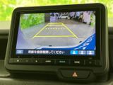 後方の様子を画面で確認しながら駐車をサポートします。ガイドラインも表示されるため、車庫入れや狭い場所での後退時に周囲を把握しやすく、日常の運転で頼りになる装備です。