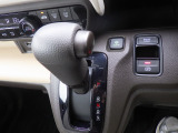インパネシフトだから視線の移動も少なく足元もスッキリ♪運転席もゆったりしているのでゆとりを持ってドライブできますね!