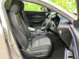 前席はシートにゆったり腰掛けられ、運転席まわりを見渡しやすいレイアウトです。落ち着いた色合いの室内で、乗り降りの際もすっきりとした空間を感じていただけます。