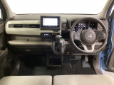 車内は光触媒抗菌消臭施工済です。インパネ周りはスタイリッシュなデザインで機能や装備も充実しています。グローブボックスやカップホルダーのほかにトレーなどたくさんの収納スペースが付いています。