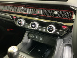 オートエアコンで、毎日のドライブを快適に。温度、風量を自動で調整し、理想的な車内環境を提供します。