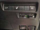 電動リアゲートやステアリングヒーターのスイッチです。