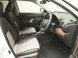運転席助手席です。シートのカラーもおしゃれでかわいらしいですよね