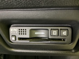 ハンドルの右下にETCがついています。高速道路の料金所の通過も楽々です!。 カードの取り出しもしやすい場所についています。