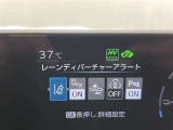 レーンディパーチャーアラートとは車線または走路からの逸脱の可能性を警告すると共に、車線または走路からの逸脱を避けるためのハンドル操作の一部を支援する機能です。詳細は販売店スタッフまでおたずねください。