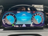 【Digital Cockpit Pro】基本の速度計とタコメーターの表示に加え、中央にドライビングデータやマップなどを少ない視線移動で視認できます.