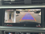 ●リアビューカメラ『入車経路を算出し、ガイドラインと補助線をディスプレイに表示します。同時にバンパーに内蔵のセンサーが障害物を感知し音で注意を促します。後方の死角も安心していただけます。』