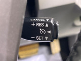 【クルーズコントロール】高速道路もラクラク走行。アクセルを離しても一定速度で走行ができ、長距離運転時の負担を軽減!加速・減速も簡単なスイッチ操作で調整できます。