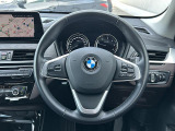 BMWのステアリングは、走行中でも安心して操作が行えるように右側にオーディオ関連、左側にオートクルーズに関するボタンを配置しています。ハンドル径も操作がし易いように計算して作られています。